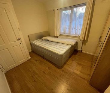 Bedroom House With Garden And Own Driveway - Edgware, HA8 - Photo 6