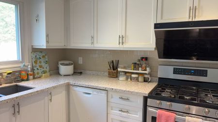 For Lease - 3153 Colonial Drive Unit# Bedroom C with Ensuite, Mississauga, Ontario - Photo 2