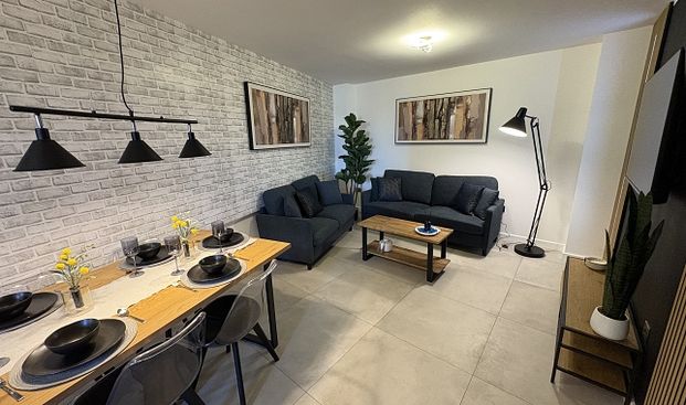 Recently Renovated 5-Bedroom En Suite Apartment Just Minutes from University of Sheffield! - Photo 1