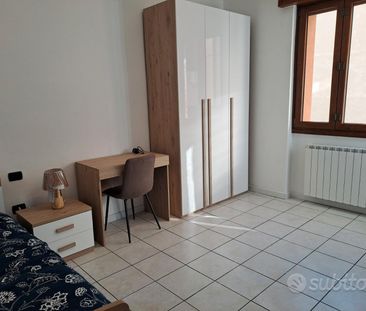 Camere arredate in appartamento spazioso e - Photo 3