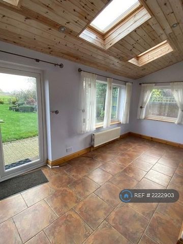 4 bedroom detached house to rent - Photo 2