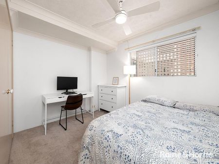 Unfurnished - Generous, courtyard apartment in a small complex - Photo 4