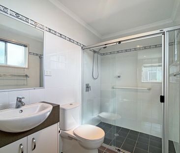 Spacious 2-Bedroom Townhouse in Central Bongaree with Waterfront Ac... - Photo 5