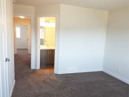 Modern, Pet Friendly 3 Bed Townhouse with Garage & Fenced Yard! - Photo 4