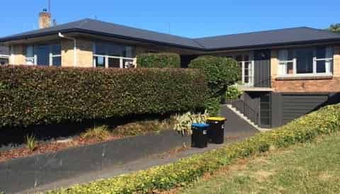 3 Bedroom, 2 heatpumps, garage, sunny BBQ area - Photo 1