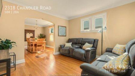 Spacious Family Home in Central Windsor - 5 Bedrooms, 2 Baths, Detached Garage! - Photo 2