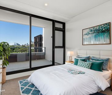 Luxury, Light & Panoramic City Views - A Penthouse-Style Sanctuary - Photo 2