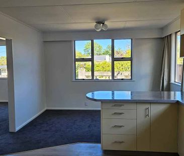 Warm, modern & spacious – your new Lansdowne home - Photo 1