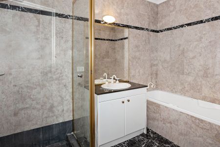 Three (3) Bedroom Townhouse in the Heart of Chatswood - Photo 4