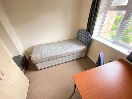 4 Bed Student Accommodation - Photo 2