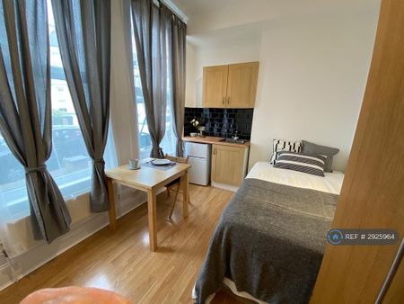 1 bedroom in a house share to rent - Photo 2