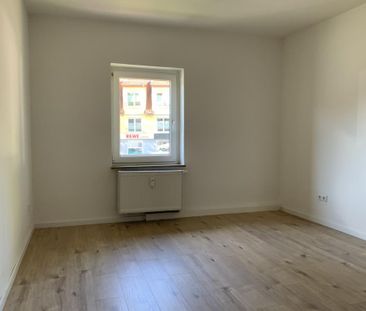 Modernes Wannenbad und neuer Laminatboden - Photo 1