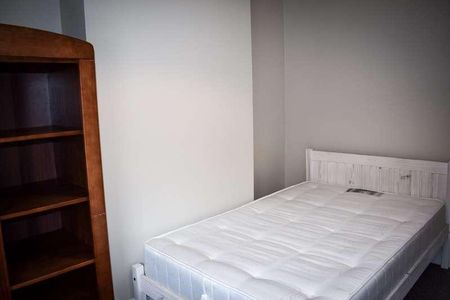 Spare Rooms Available At !! - Bills Included, LN5 - Photo 3