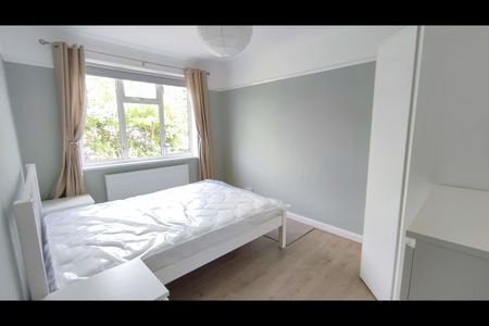 2 Bed Maisonette, York Close, SM4 - Photo 3