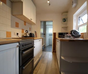 5 bedroom end of terrace house to rent - Photo 2