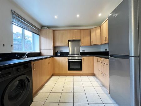 3 bedroom Semi-detached house to rent - Photo 2