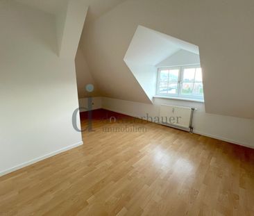 Lichtdurchflutete Dachgeschosswohnung – ab sofort einziehen! - Foto 1