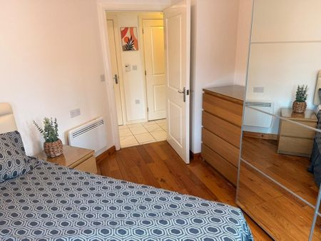 2 Bed Flat, Poppleton Close, CV1 - Photo 3