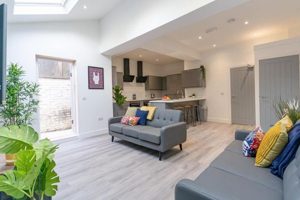 8 bedroom terraced house to rent - Photo 1