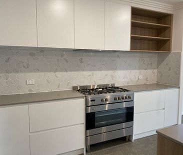 LARGE MODERN 4 BEDROOM HOME - Photo 4