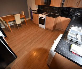 4 bedroom House in Thornville Street, Leeds - Photo 4