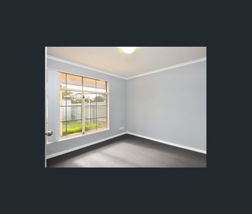 Comfy unit in great location - Photo 2