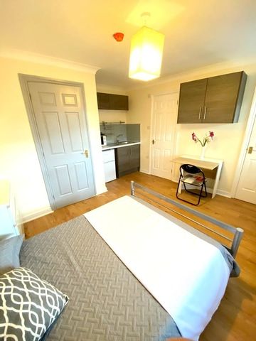 Studio Flat, Wolfe Crescent, SE16 - Photo 4