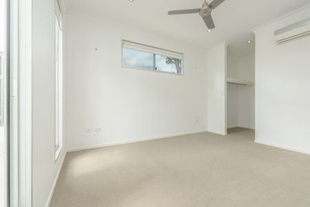 LOW MAINTENANCE HOME WITH HIGH END FINISHES & PLUNGE POOL! - Photo 2