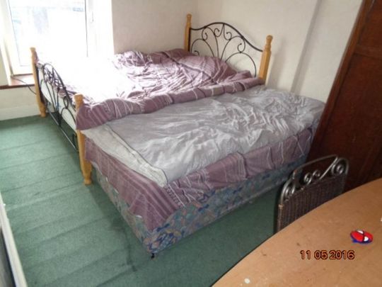 5 Bed - Lewis Street, Treforest - £1,100 per month - Photo 1