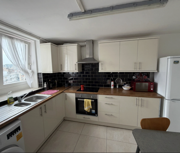 1 bedroom in a flat share to rent - Photo 3