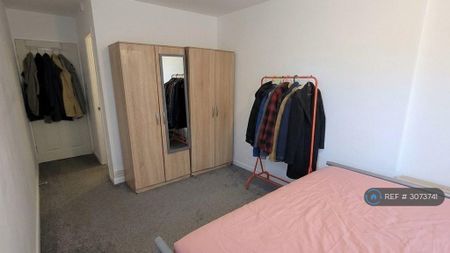 1 bedroom in a flat share to rent - Photo 2