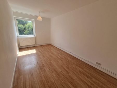 3 Bed Maisonette, Gough Walk, E14 - Photo 2