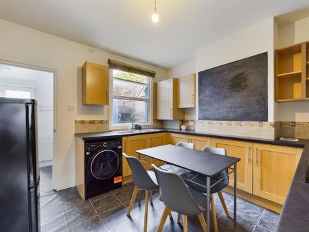 3 bedroom flat to rent - Photo 4