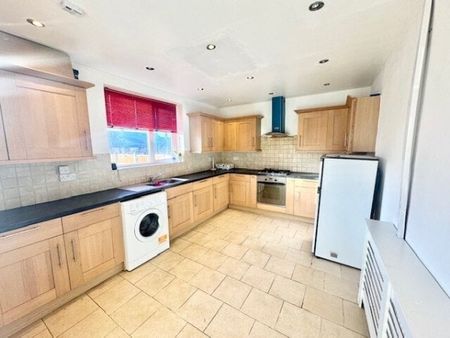 Whitchurch Road, Harold Hill, RM3 9EU, Property for rent - Photo 5