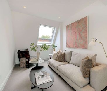 A family house with off street parking and a West facing garden in the heart of Kensington. - Photo 2