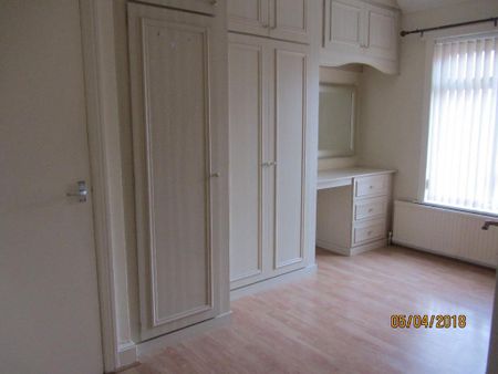 4 bedroom semi-detached house to rent - Photo 2