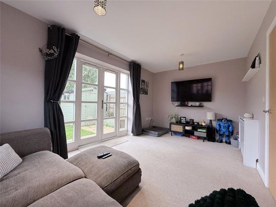 4 bedroom end of terrace house to rent - Photo 1