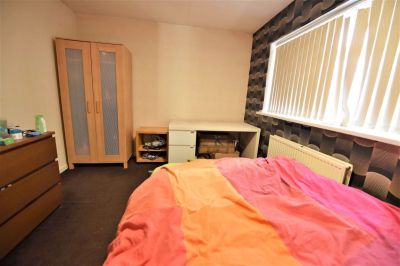 5 bedroom House in Howden Gardens, Leeds - Photo 1