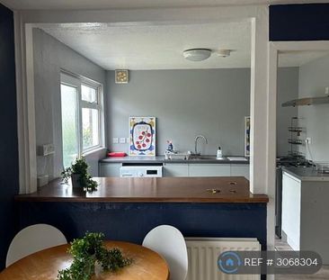 4 bedroom semi-detached house to rent - Photo 6