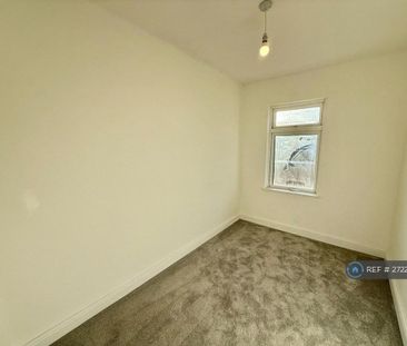 3 bedroom end of terrace house to rent - Photo 3