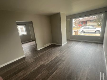 Small Pet Friendly, 2 Bedroom Duplex - Photo 2