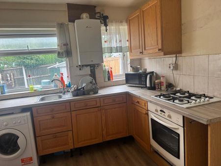 1 bedroom in a house share to rent - Photo 5