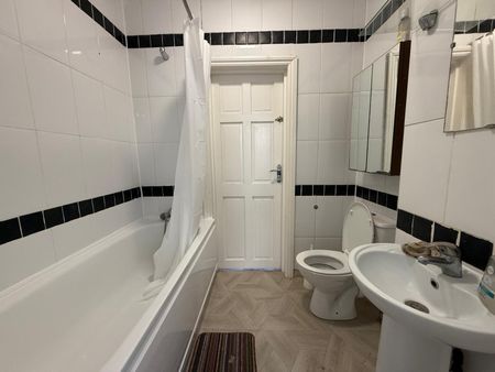 Ensuite room to let close to ilford station-£1000 pcm - Photo 4