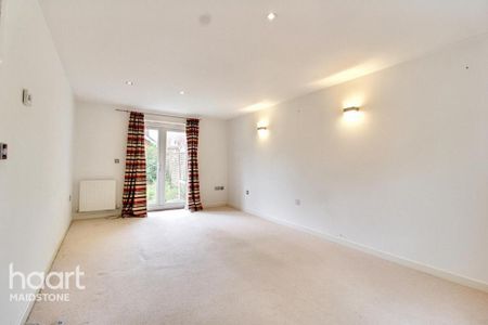 4 bedroom detached house to rent - Photo 2
