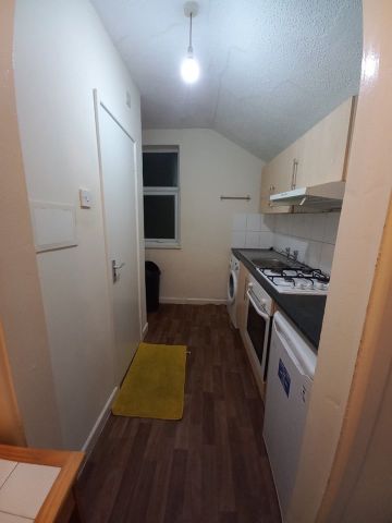 1 Bed Flat, Colwick Road, NG2 - Photo 3