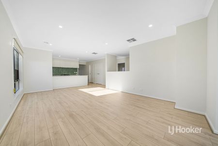 9 Fabius Way, Manor Lakes VIC - Photo 2