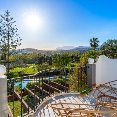 Alquiler de chalet adosado en Aloha - Photo 1