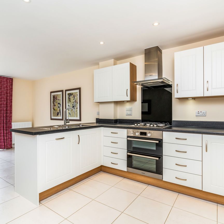 3 bedroom town house to rent Kingsman Drive, Botley, SO32 - Photo 1