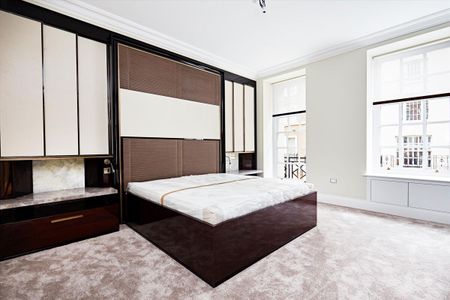 Elegant three-bedroom apartment finished to an exceptional standard in the heart of Mayfair, W1. - Photo 5
