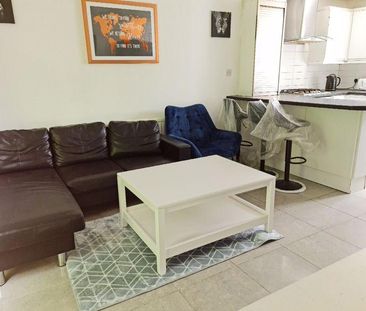 6 bedroom townhouse to rent - Photo 3